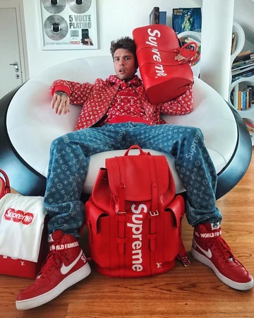 Der italienische Rapper Fedez ist ein Hypebeast, er posiert mit der gesamten Louis Vuitton x Supreme Kollektion