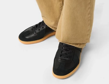 adidas BW Army Decon Black am Model