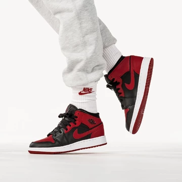 Air Jordan 1 Mid Bred am Fuß