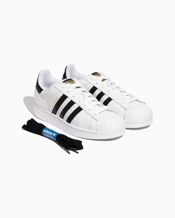 BEAMS x adidas Superstar White Paar seitlich