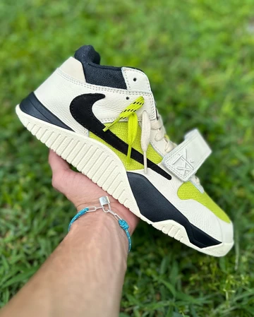 Travis Scott Jordan Jumpman Jack TR Sail in der Hand