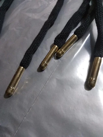 Schwarze Schnürsenkel mit goldenen Aglets