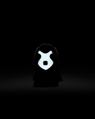 Nike Shox TL Metallic Platinum Ferse in the dark