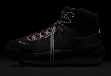 Sacai Nike Magmascape Black von außen im Dunklen