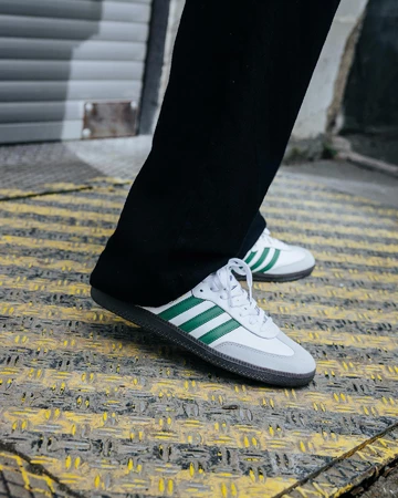 Christopher trägt adidas Samba auf der Straße, sie sind deshalb "Un DS"