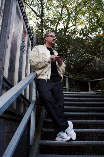 adidas OZMILLEN - Lookbook Shooting mit Christopher. Er Steht auf einer Treppe