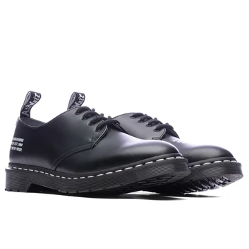 Neighborhood x Dr. Martens Pack schräg frontal