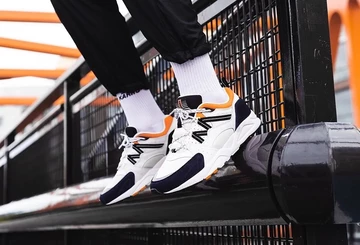 Eine Person hält einen Karhu Sneaker in die Kamera