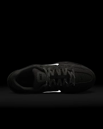 Nike P-6000 Light Iron Ore Refelektion von Oben