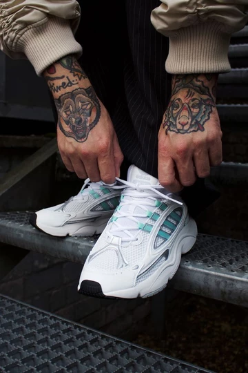 adidas OZMILLEN - Lookbook Shooting mit Christopher. Er bindet den Schuh