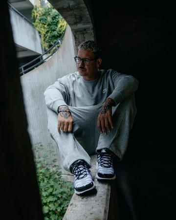 Christopher ist ein Sneakerhead und trägt Nike Air TN