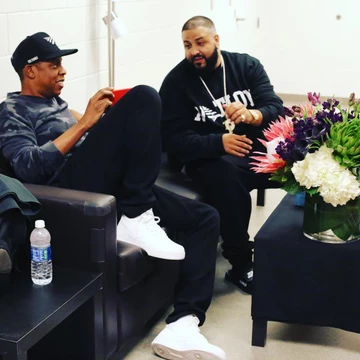 Jay-Z trägt den Air Force 1 am Fuß