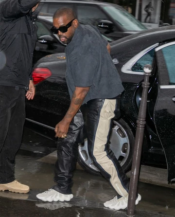 Kanye West trägt einen adidas Yeezy Sneaker