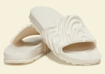 Salehe Bembury Crocs Pollex Slide Parsnip schräg