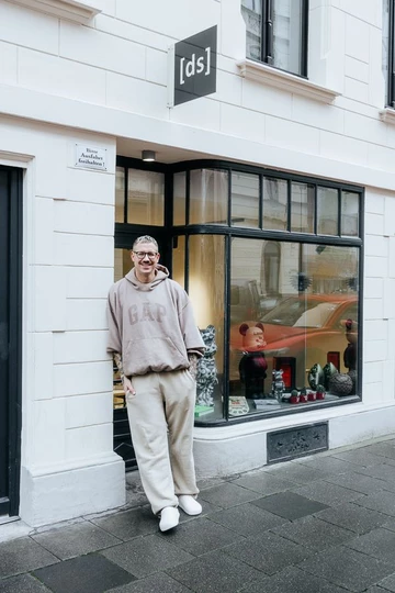 Dylan Clogs Blog - Christopher posiert an einer Wand