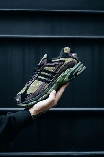 adidas Response CL Focus Olive - in der Hand (2)