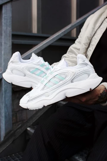 adidas OZMILLEN - Lookbook Shooting mit Christopher. Er hält den Schuh in der Hand