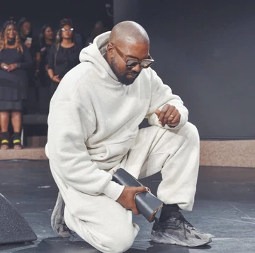 Kanye West trägt Yeezy Sneaker