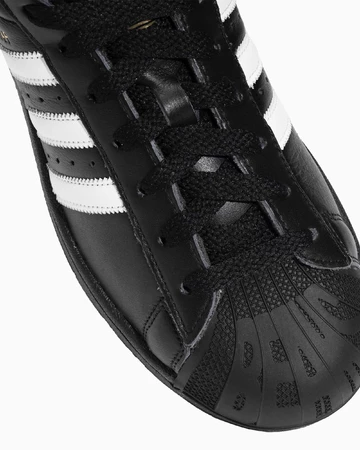 BEAMS x adidas Superstar Black Zehen