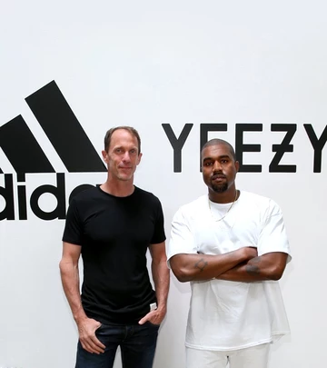 Kanye West posiert mit adidas Manager