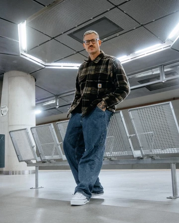 Christopher trägt einen Chuck von Converse