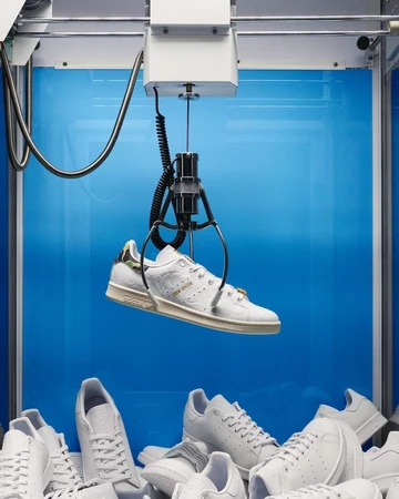 BAPE adidas Stan Smith 30th Anniversary in einem Glücksautomat