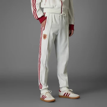 FC Bayern München x adidas Samba Beige Red worn