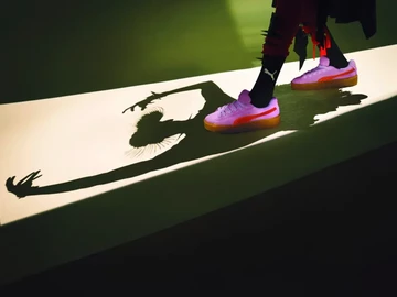 Fenty Puma Creeper Phatty - Lookbook Shooting, man sieht den Lavender Colourway