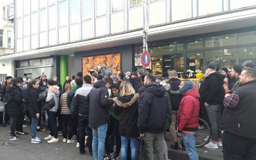 Sneakerheads stehen vor dem Afew Shop in Düsseldorf an