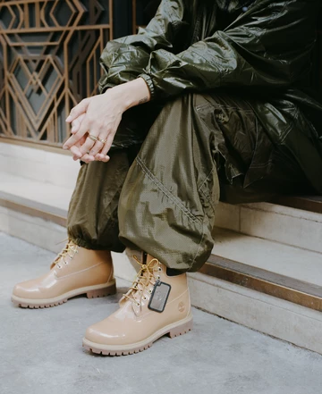 Lookbook Shooting vom Veneda Carter Timberland Heritage Boot Wheat Patent. Model: Veneda Carter