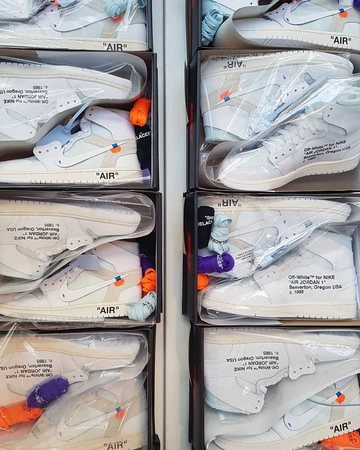 Viele Air Jorden 1 High x Off-White Modelle in Kartons