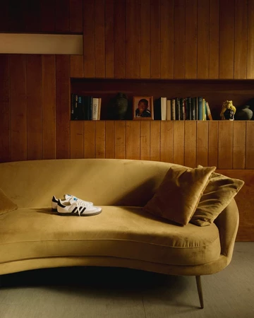 BSTN adidas Samba Consortium Cup Schuh auf einem Sofa