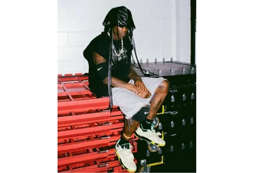Travis Scott Jordan Jumpman Jack TR Sail - Travis beim Shooting mit dem Schuh