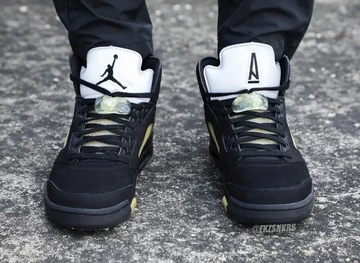 A Ma Maniere Jordan 5 am Fuß von vorne