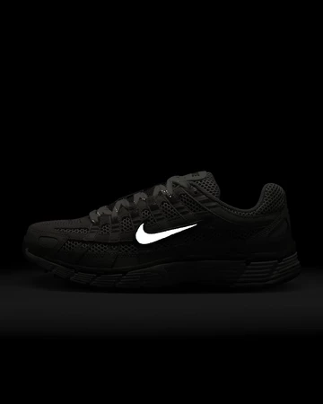 Nike P-6000 Light Iron Ore Reflektion Swoosh seitlich