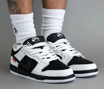 TIGHTBOOTH Nike SB Dunk Low On Feet seitlich von Vorne