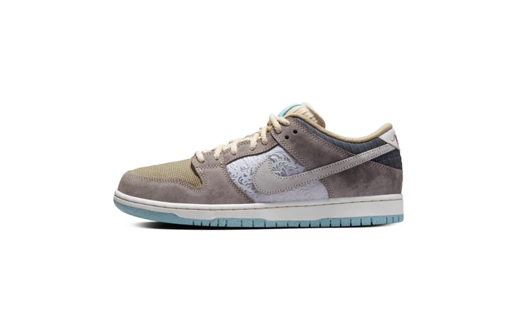 Der Nike SB Dunk Low Big Money Savings von der Seite auf weißem Hintergrund