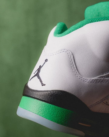 Jordan 5 Lucky Green In Hand Detail Ferse