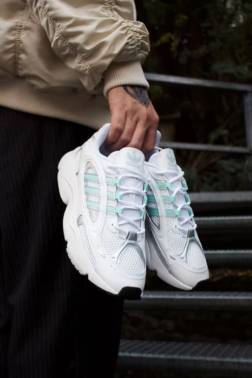 adidas OZMILLEN - Lookbook Shooting mit Christopher. Er hält den Schuh in der Hand