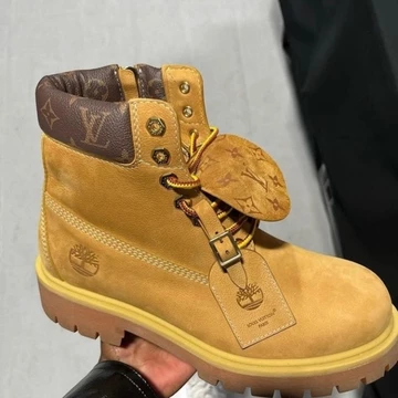 Louis Vuitton x Timberland 6" Premium Waterproof Boot Wheat in der Hand