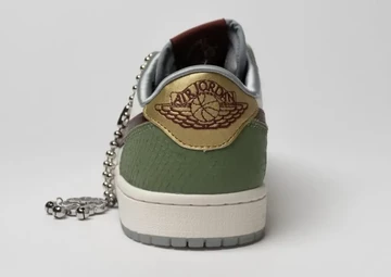 Jordan 1 Low OG Year of the Dragon 2024 von Hinten