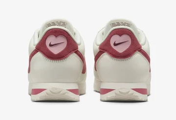 Nike Cortez Valentines Day 2024 von hinten