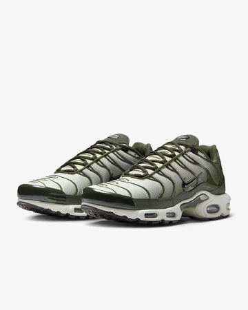 Air Max Plus Sequoia Paar schräg seitlich