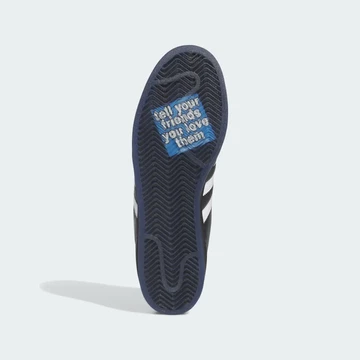 Die Sohle des rechten Schuhs vom always adidas Superstar ADV