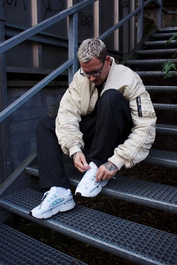 adidas OZMILLEN - Lookbook Shooting mit Christopher. Er sitzt auf einer Treppe