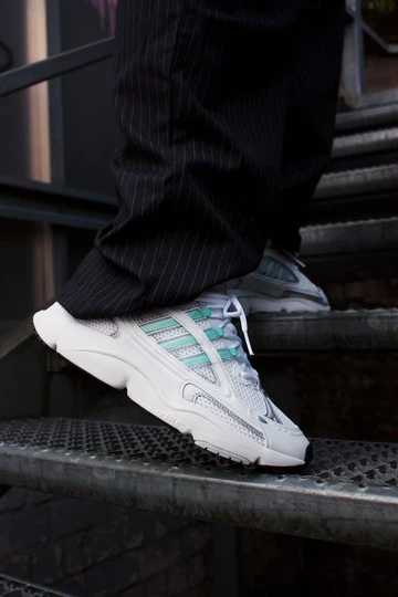 adidas OZMILLEN - Lookbook Shooting mit Christopher. Er geht die treppe hoch