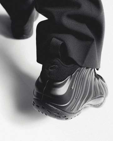 Nike Air Foamposite One Anthracite On Feet Detail von Hinten