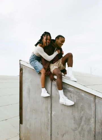 pgLang Converse Chuck 70 Hi Bilder von einem Fotoshooting mit einer PoC auf einem Dach zweei leute sitzen auf dem dach