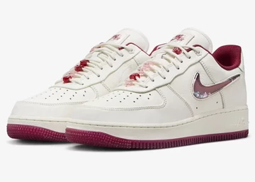 Air Force 1 Low Valentines Day 2024 schräg