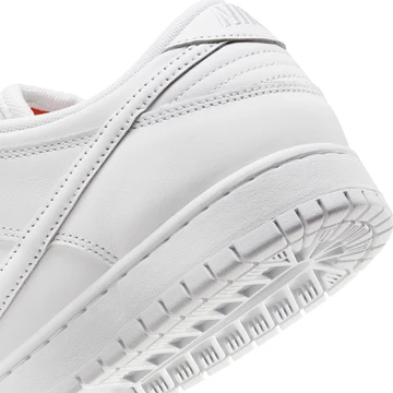 Nike SB Dunk Low All White Ferse Closeup
